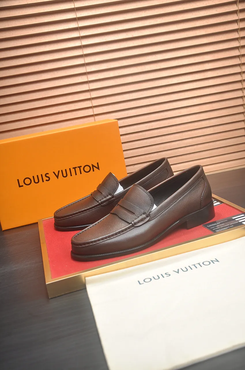 Men's men's shoes 💰540💶 [LV] (original single cowhide lining) 🍀LV's latest genuine leather business suit shoes are launched simultaneously on the official website. The first-layer cowhide imported from Italy is made of heavy gold, 💥official website 1:1 rubber outsole. Versatile to wear, high-end without losing class, and the color combination is extraordinary. This four-season style is alluring when worn on your feet, showing off your big-name flair. Standard code 39-45 (45 customized)